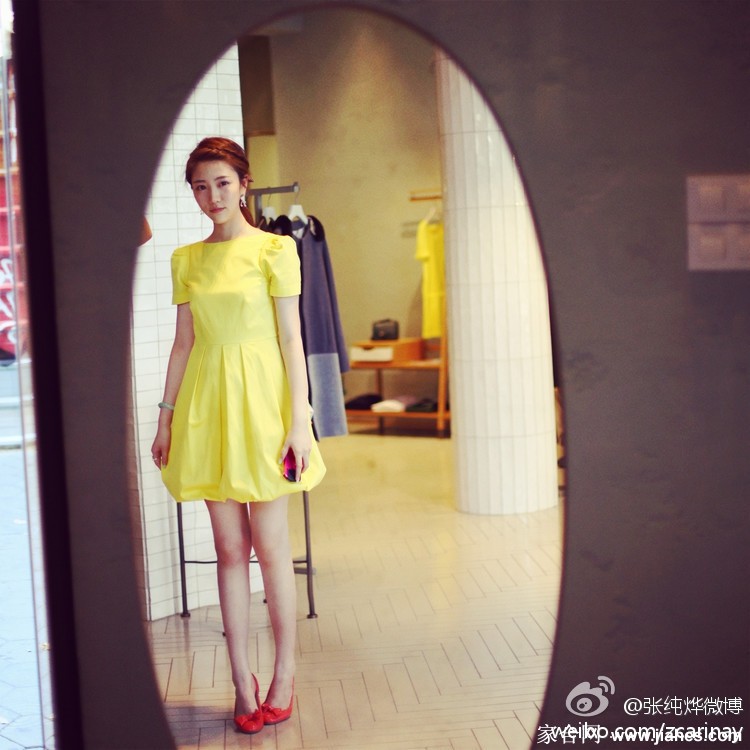 江苏卫视主持人张纯烨清雅写真集 白衫长裙演绎纯澈风韵 午后阳光下恬静阅读 时光在此刻温柔定格